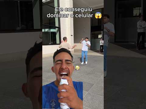 Ele conseguiu dominar o celular fazendo embaixadinha 😧😱#futebol #soccer #shorts