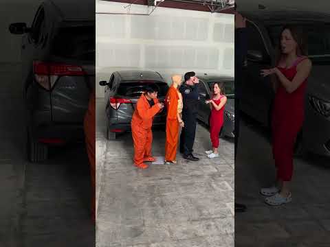 Lady helps convict escape the cops!