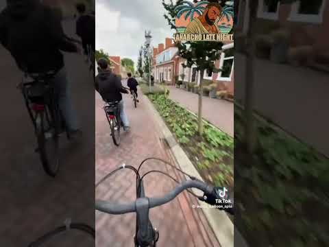 Fachkräfte fahren mit dem Fahrrad herum und bewerfen Frauen