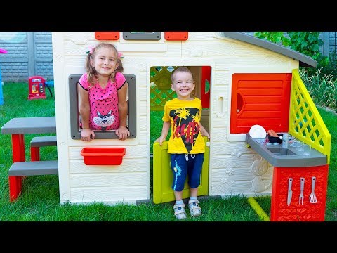 Arthur and Melissa Play and Build Playhouses for Kids