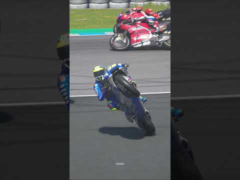 Pembalap beserta motor nya terbang hingga terjatuh😱😱