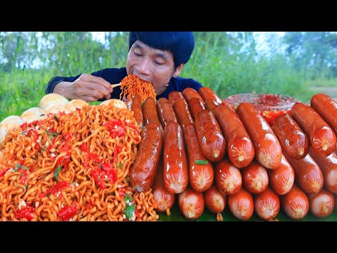 ไส้กรอกกรอบบะหมี่เผ็ดแกล้มผักสดแซ่บคักอีหลีครับพี่น้องMUKBANG EATING SHOW#โก้อีสานพาแดก 