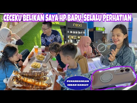 TIDAK MENYANGKA CECEKU BELIKAN SAYA HP BARU INI, ADEKKU NEKAT TURUN DEMI NYENENGIN KEPONAKANNYA 