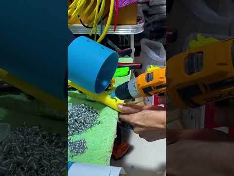 เจาะรูร้อยเชือกดึงสลัก ด้ามห่อผลไม้ diy #ด้ามห่อผลไม้ #diy #ห่อผลไม้กันเเมลง @นายช่างพนธ์