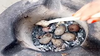 পুরা আলু আর বয়লার মুরগি দিয়ে টলটলের ঝোল।