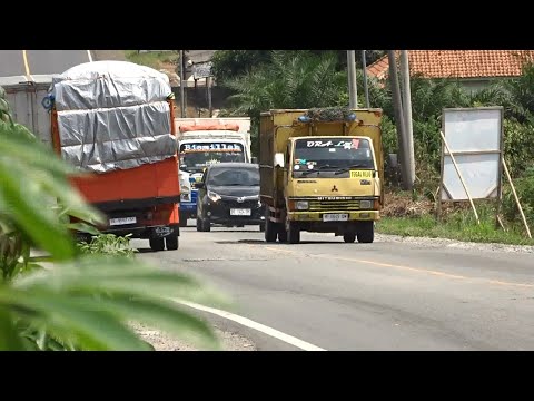 古い三菱ふそうキャンタートラック - Old Mitsubishi Fuso Canter Truck Heavy Load On Climb Hill