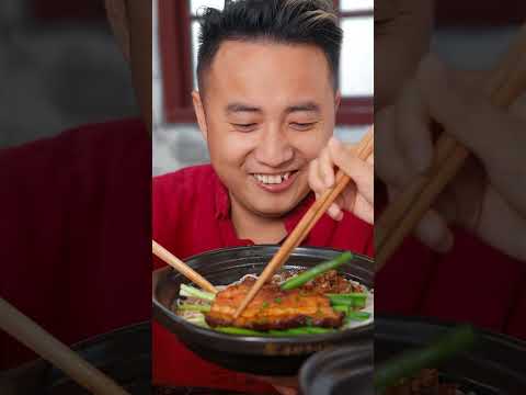 Just eat some leeks, what is Baimao thinking? #food #ruralchina #mukbang