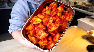 국밥 집에 무 김치 크게 나와서 가위로 잘라 먹는 그 거