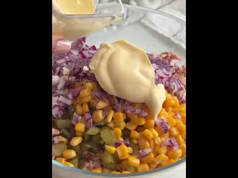 Салат с тунцом, кукурузой.