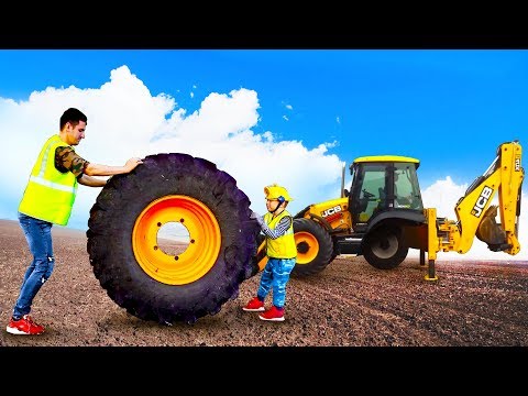 Сеня играет в ремонтника и помогает починить огромный трактор и грузовик