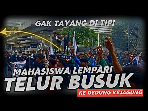 DETIK2 MAHASISWA  LEMPARI TELUR BUSUK KE GEDUNG KEJAGUNG RI