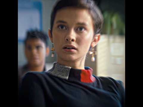 Girl’s pants get stained with blood, and she’s mocked by her classmates./🎬The Craft: Legacy (2020)/