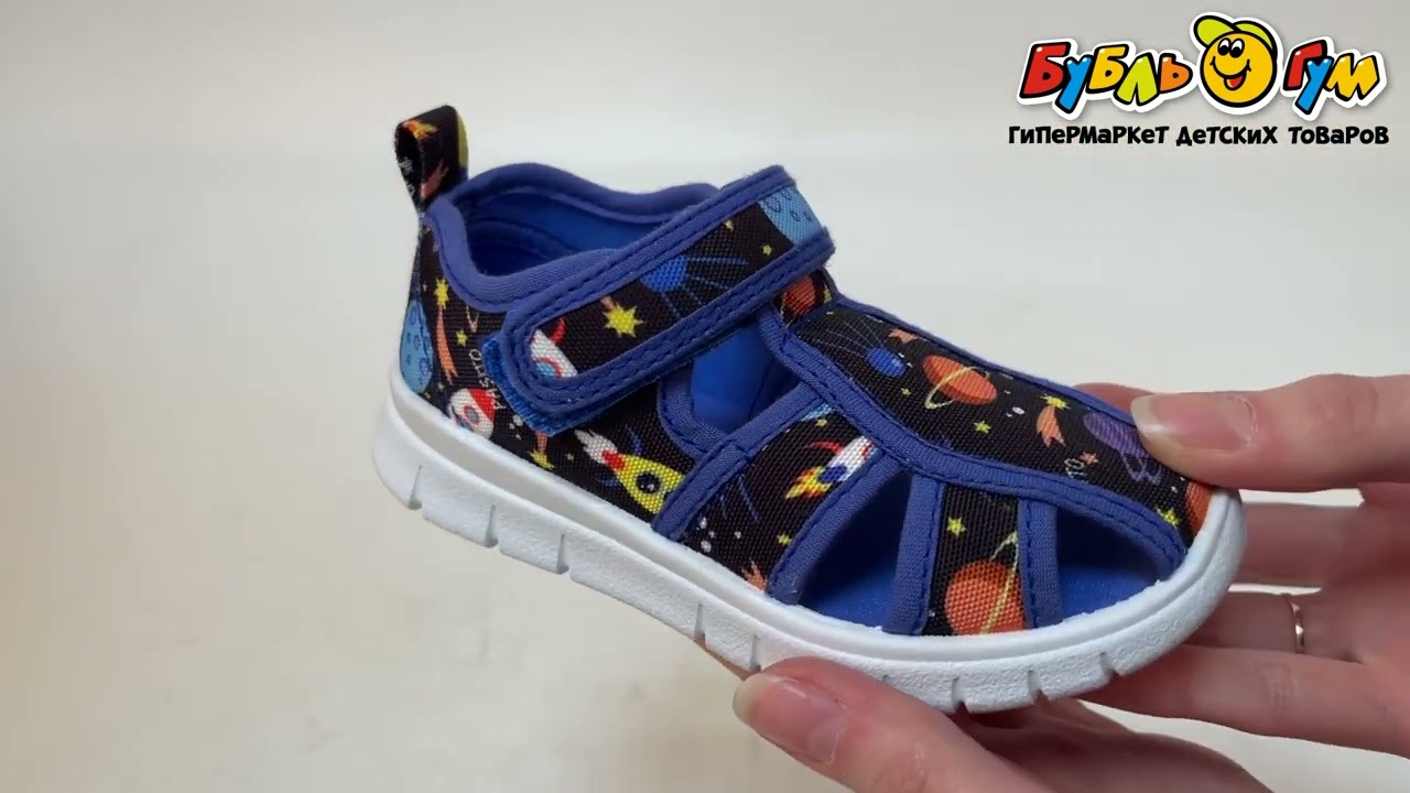 Сандалии Pasito на липучке с синей окантовкой принт космос черные - видео Сандалии Pasito на липучке с синей окантовкой принт космос черные - видео