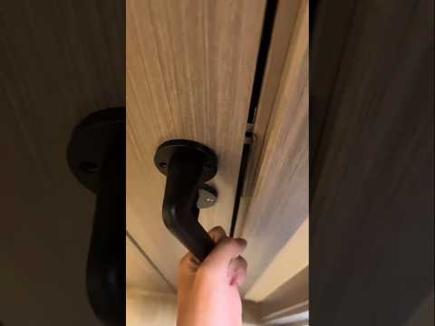 A fechadura venceu...ele não sai mais do quarto 😳