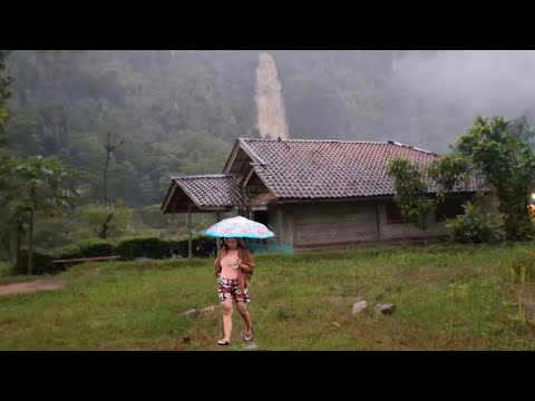 Hujan Deras Mengguyur Kampung Kubang Di Bawah Air Terjun. Pedesaan Jawa Barat, Cianjur Selatan