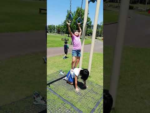 Hanging rings in cooperation with sisters　姉妹協力して吊り輪で遊ぶ