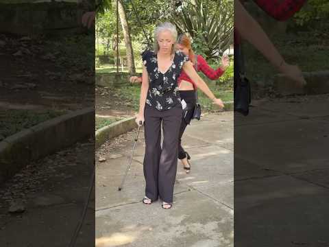 ESTA CHICA MALVADA, TIRA AL SUELO A UNA ANCIANA PARA ROBARLA PERO RECIBE SU MERECIDO😡😱  #shorts #fyp