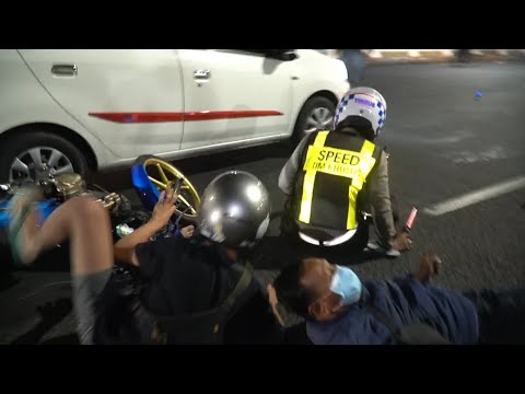 Pemotor mabuk tabrak Polisi dan Wartawan saat razia malam minggu di surabaya