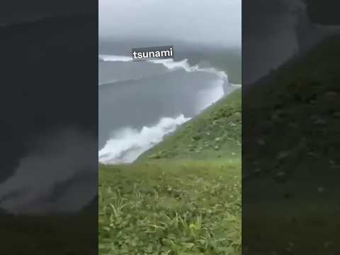 Guy Captures Incoming Tsunami..🫢