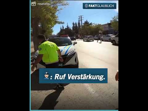 Ein Polizist rammt einen Motorradfahrer