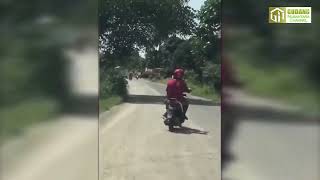 KUMPULAN VIDIO LUCU DI JALANAN    TINGKAH KOCAK WARGA BUMI INI BIKIN NGAKAK SAAT BERKENDARA