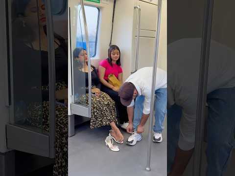 चप्पल चोर आ गया है दिल्ली में अगर आप मेट्रो में जाते है ध्यान रखें 😂😂😂🙂#viral