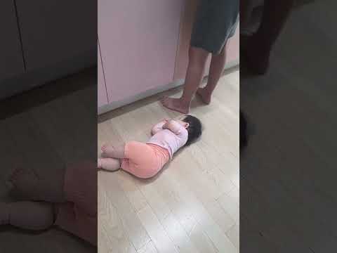 아빠 설거지 하는거 기다리다가 그만...