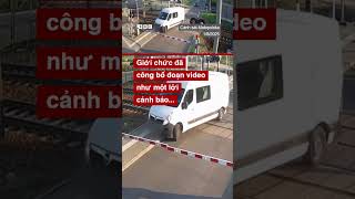 THOÁT CHẾT KỲ DIỆU SAU KHI XE TẢI BỊ TÀU HỎA TÔNG NÁT TẠI ĐOẠN GIAO ĐƯỜNG SẮT #BBCNewsTiengViet