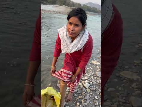 एक सुन्दर गरीब विकलांग लकड़ी कबाड़ा बीन रही थी?