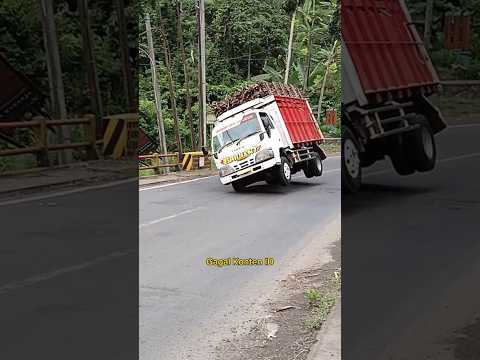 Truk Tebu Terbang Dari Jembatan Lahor