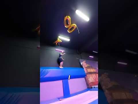 ŚCIĄGAMY BALONY SPOD SUFITU W PARKU TRAMPOLIN 🎈 #shorts #trick #challenge #trampoliny  #100k #tiktok
