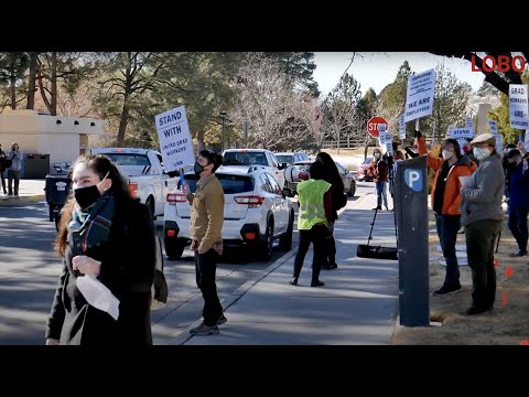 Grad students protest at president’s house for right to unionize