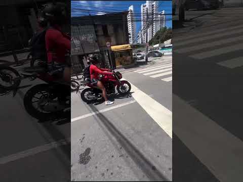 Motorista imprudente fura sinal vermelho #shorts #transito