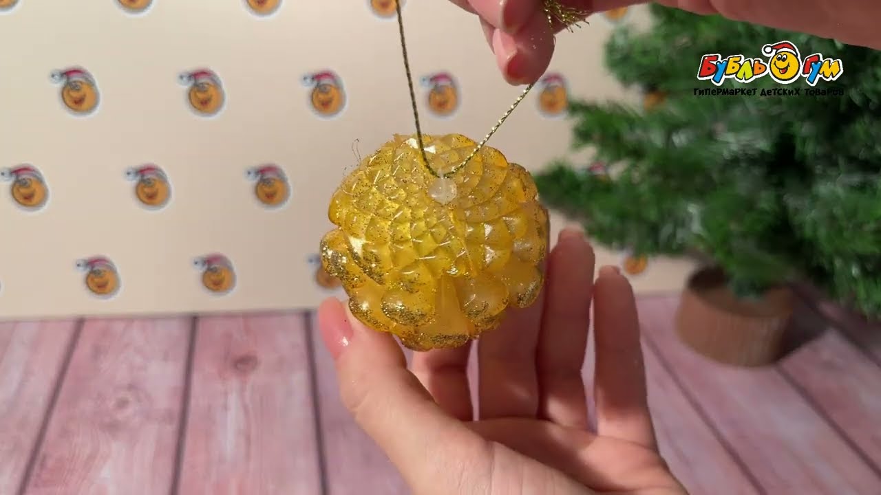 Украшение елочное шишка золотая с блестками 6см - видео Украшение елочное шишка золотая с блестками 6см - видео