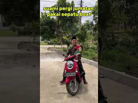 Suami pergi jumatan pakai sepatu boat