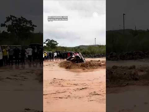 Men, Jeep Pulled Away in India Flood गाड़ी बाढ़ में फँस गई! क्या होगा आगे?