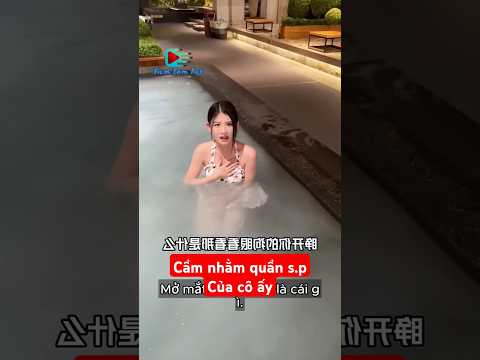 Cầm nhằm đồ ở bể bơi