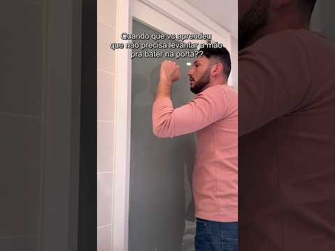 Quando que vc aprendeu que não precisa levantar a mão pra bater na porta?? 😂😂