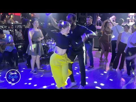 Increíble Cubano y Rusa Bailando Salsa y Timba | Yunior y Katerina Mik | Casa de la Musica