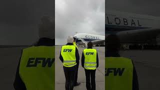 A380 - ein Riese landet und rollt ein bei EFW