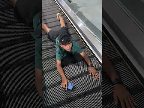 Tingkah lucu Auladi mau pergi liburan. Auladi berenang di eskalator langsung kena marah mama