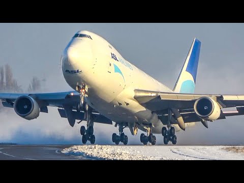 BOEING 747 CREATES A SNOWSTORM during DEPARTURE - B747 Snowplow (4K)