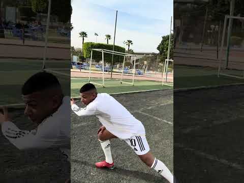 اافضل طفل في العالم ميسي الصغير عندما يلعب الكوره اي لمسه بي كوبري😱😱😱😱