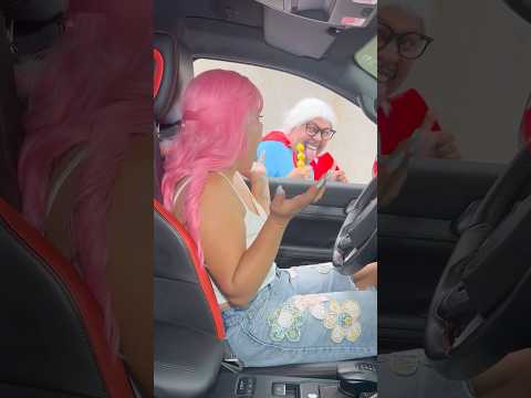 Súper abuela roba dulce de emoji 😱