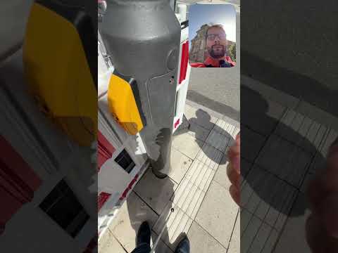 Leitstreifen führt gegen die Wand und dieser Fahrradfahrer ist ein Held! 