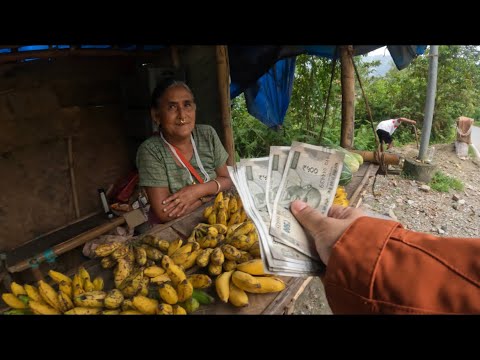 Woman Selling Banana on Streets Gets Surprise 💵