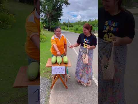 แม่ค้าใจดีแถมเงินด้วย😱💸 The kind merchant also gave me extra money. #shortvideo #funny #comedy