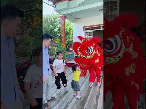 Lần đầu tiên được xem múa Lân, tưởng Cherry sợ bỏ chạy ai ngờ phấn khích đòi  ôm con Lân về nuôi