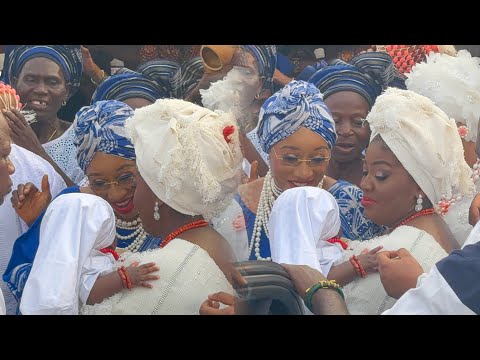 SEE HOW OONI OLORIS RECEIVED OLORI ASHLEY AND HER CHILD AT THE PALACE