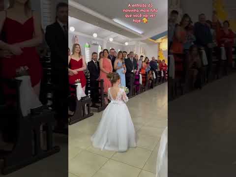A entrada da noivinha mais fofa que você vai ver hoje 🥰#casamento